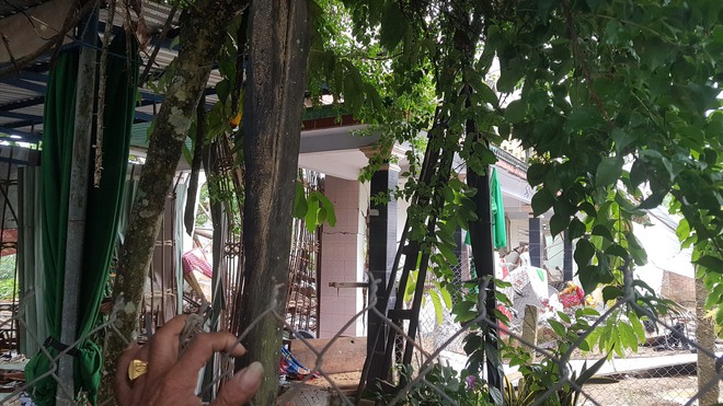 Nóng: Nổ như bom khiến một ngôi nhà ở Quảng Nam bị sập, 2 vợ chồng nữ giáo viên tử vong - Ảnh 1.