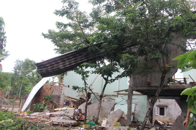 Hiện trường vụ nổ như bom ở Quảng Nam khiến căn nhà 2 tầng bị hất tung, thi thể nạn nhân không còn nguyên vẹn - Ảnh 7.