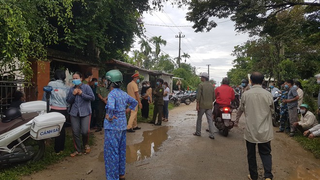 Nóng: Nổ như bom khiến một ngôi nhà ở Quảng Nam bị sập, 2 vợ chồng nữ giáo viên tử vong - Ảnh 2.