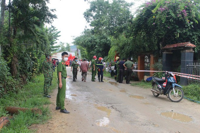 Hiện trường vụ nổ như bom ở Quảng Nam khiến căn nhà 2 tầng bị hất tung, thi thể nạn nhân không còn nguyên vẹn - Ảnh 8.