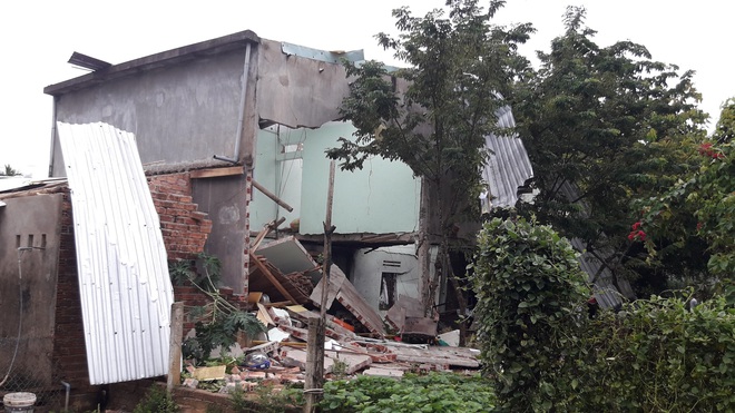 Hiện trường vụ nổ như bom ở Quảng Nam khiến căn nhà 2 tầng bị hất tung, thi thể nạn nhân không còn nguyên vẹn - Ảnh 6.