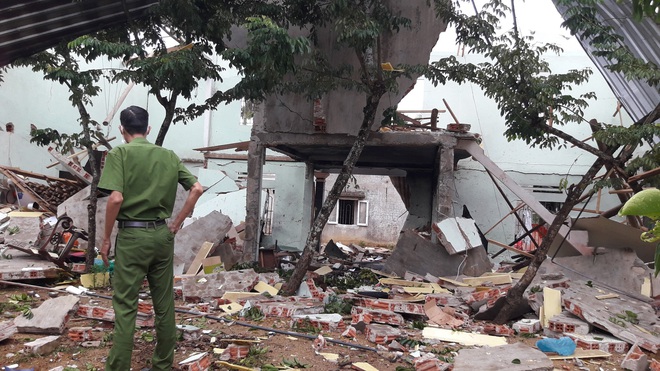 Hiện trường vụ nổ như bom ở Quảng Nam khiến căn nhà 2 tầng bị hất tung, thi thể nạn nhân không còn nguyên vẹn - Ảnh 3.