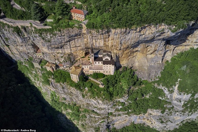 Toà nhà lơ lửng giữa vách núi cao 774 mét ở Italia - Ảnh 2.
