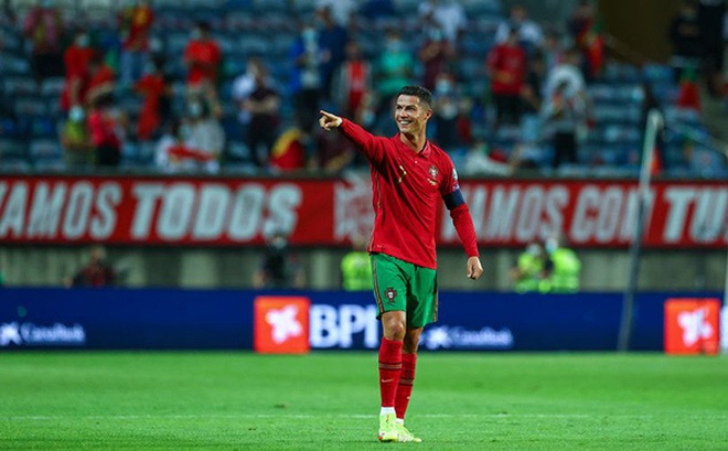 Ronaldo đến Manchester sớm hơn dự kiến?