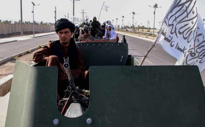 Taliban diễu hành cùng các thiết bị quân sự của Mỹ tại TP Kandahar hôm 1-9. Ảnh: EPA
