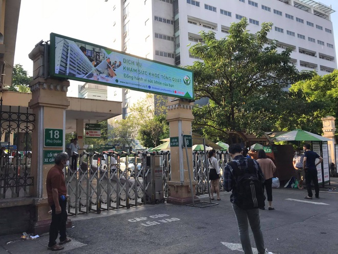 Hà Nội: Phát hiện ca dương tính SARS-CoV-2, phong tỏa tạm thời tòa nhà của Bệnh viện Việt Đức - Ảnh 2.