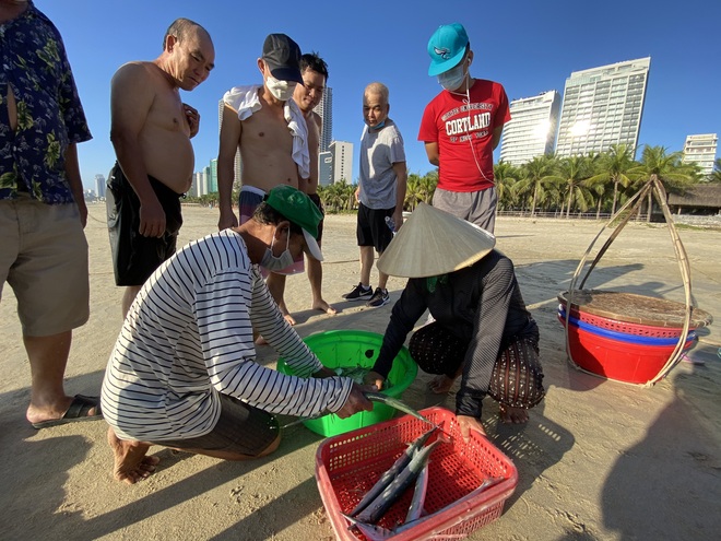 Ngắm nhìn Đà Nẵng ngày đầu nới lỏng các hoạt động sau thời gian dài ai ở đâu ở đó - Ảnh 3.