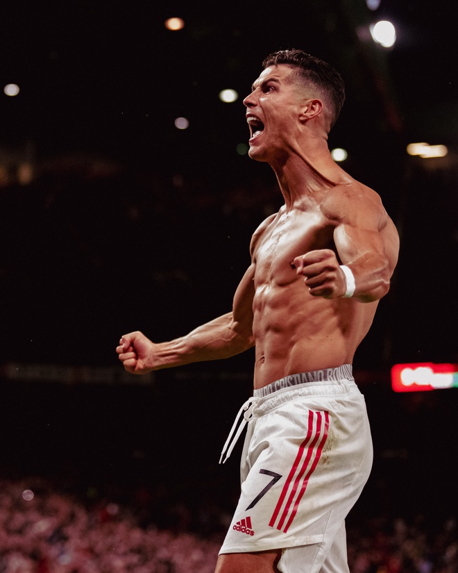 Ảnh cận cảnh: Ronaldo ghi bàn phút cuối cùng, lột phăng áo ăn mừng - Ảnh 7.