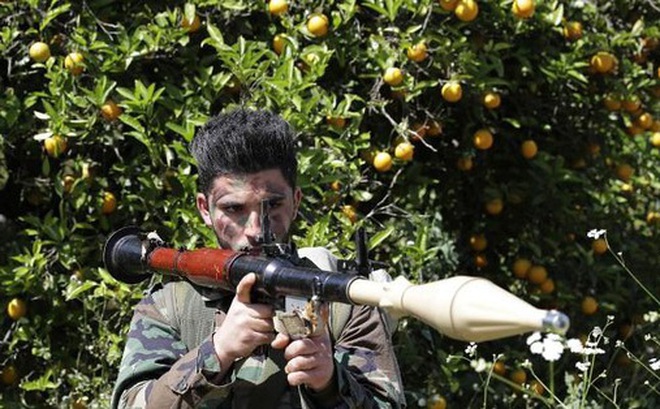 Một chiến binh Hezbollah vác súng phóng lựu chống tăng. Ảnh: Getty Images.