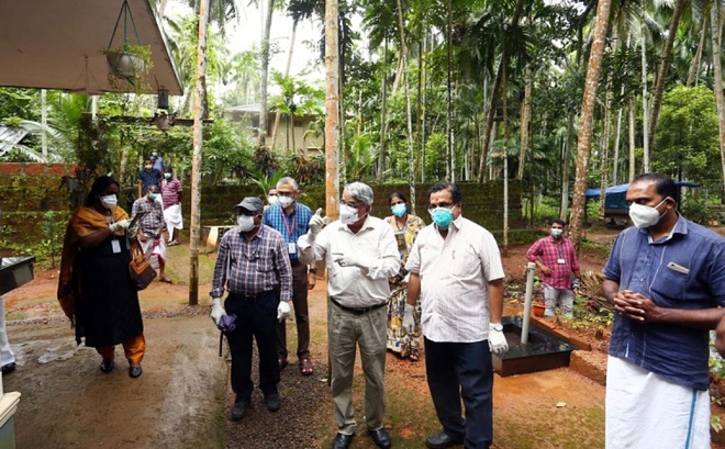 Nhóm chuyên gia của chính phủ Ấn Độ thị sát nhà của bệnh nhân tử vong vì virus Nipah tại bang Kerala hồi đầu tháng. Ảnh: ANI