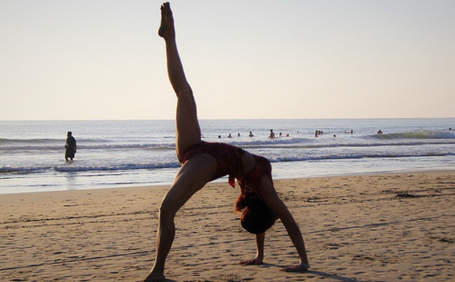 Cô gái trẻ tập Yoga trên biển Đà Nẵng lúc sáng sớm khi thành phố áp dụng các biện pháp chống dịch mới.