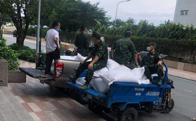 Lực lượng chức năng phường 22 đã đi thu hồi lại số gạo "phát nhầm" cho cư dân Vinhomes (Ảnh: VNCC/Zing)