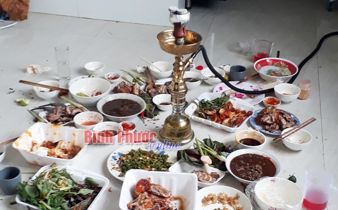 Dụng cụ dùng để hút shisha trên bàn nhậu của nhóm 8 người. Ảnh: báo Bình Phước