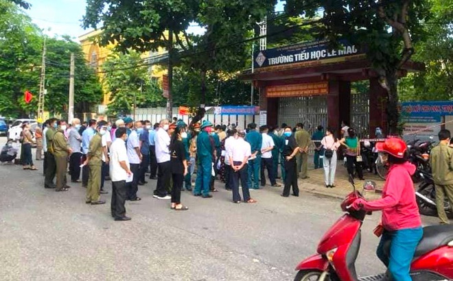 Trước đó nhiều người đã phản ánh sự lộn xộn, tập trung đông người tại điểm tiêm vắc xin Covid-19 ở điểm trường Tiểu học Lê Mao (phường Lê Mao, TP. Vinh).