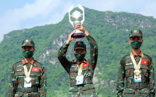 Chiến sĩ đội tuyển Việt Nam giơ cao Cúp Vàng cuộc thi Xạ thủ bắn tỉa, sáng 4/9. Ảnh: Nguyễn Minh