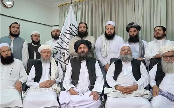 Lãnh đạo cấp cao Taliban Mullah Baradar Akhund (giữa, hàng trước) và các quan chức trong một cuộc họp báo qua video tại địa điểm chưa xác định ở Afghanistan, ngày 16/8/2021. Ảnh: REUTERS/TTXVN