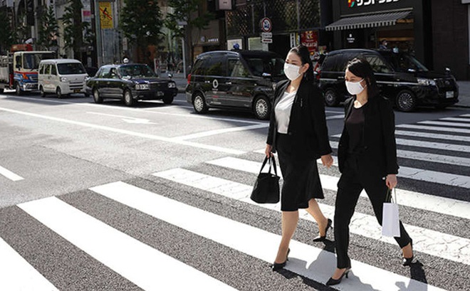 Hai phụ nữ tại quận trung tâm ở Tokyo (Nhật Bản). Ảnh: Getty Images