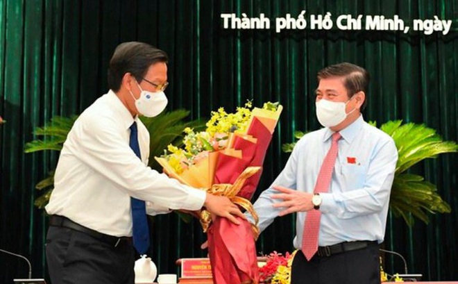 Tân Chủ tịch UBND TPHCM Phan Văn Mãi tặng hoa cho người tiền nhiệm - Phó Trưởng Ban kinh tế Trung ương Nguyễn Thành Phong