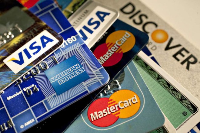 Ngân hàng bắt đầu hỗ trợ chủ thẻ tín dụng, giảm lãi suất xuống dưới 1%/tháng - Ảnh 1.