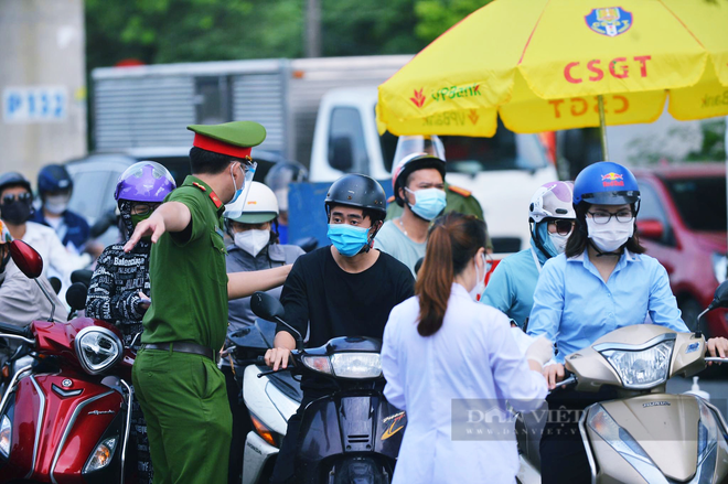 Hà Nội ùn tắc tại chốt kiểm soát: Cho thấy sự lúng túng, dễ lây nhiễm Covid-19 - Ảnh 4.