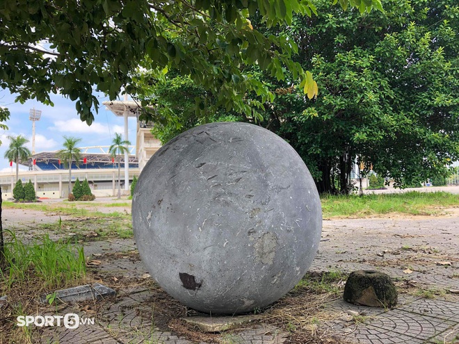 Hàng chục quả “bóng xích phong thuỷ” vẫn ẩn nấp ở sân Mỹ Đình trước trận tuyển Việt Nam đấu Australia - Ảnh 10.