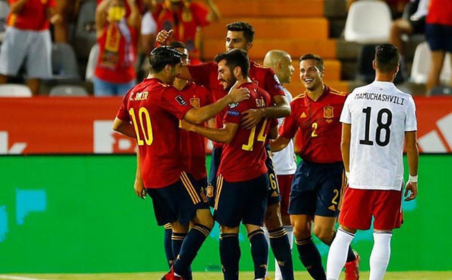 Cầu thủ Tây Ban Nha ăn mừng bàn mở tỉ số của Gaya