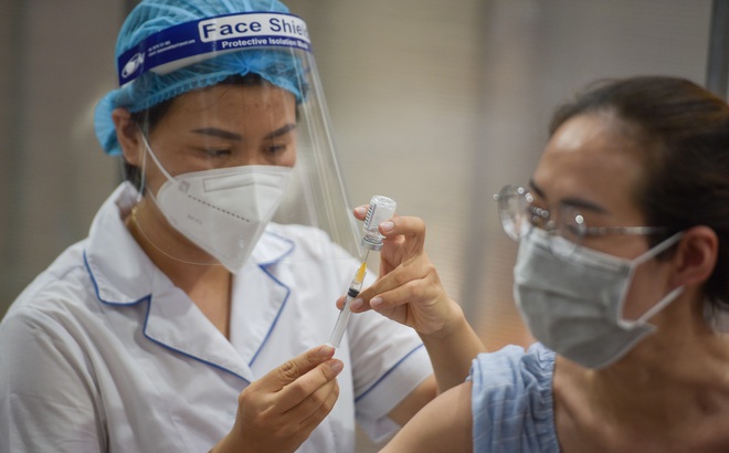 Tiêm vắc xin phòng COVID-19 - Ảnh Hải Ninh.