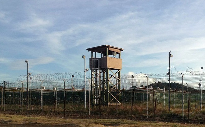Chính phủ Mỹ đang xem xét mọi phương án khả thi để đóng cửa nhà tù quân sự Mỹ ở Vịnh Guantanamo của Cuba. (Ảnh: AP)