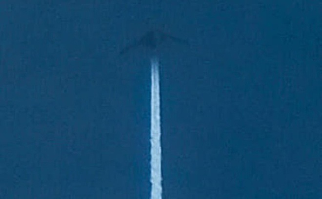 Bức ảnh chiếc phi cơ bí ẩn do nhiếp ảnh gia Michael Fugnit chụp. Ảnh: Daily Mail