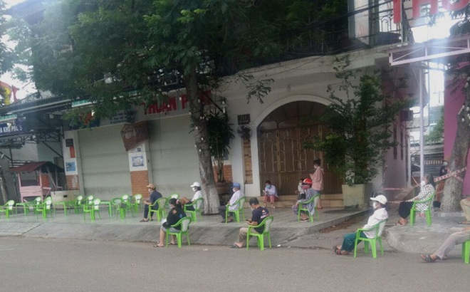 Người dân phường Bình Hưng (TP Phan Thiết) lấy mẫu xét nghiệm sàng lọc Covid-19