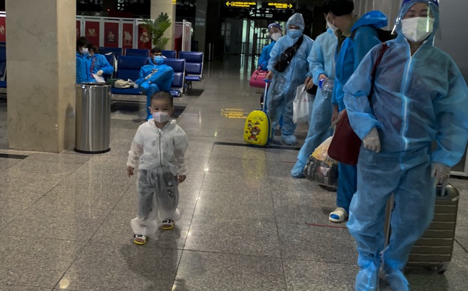 Trẻ em cùng người thân trong lúc chờ đợi lên máy bay chiều 5/9. Ảnh: Hoàng Hải - Hoàng Văn Khi