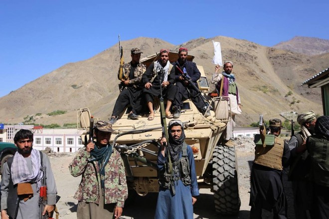 NÓNG: Hàng loạt tiếng súng nổ rung chuyển Thủ đô Kabul - Taliban bất ngờ bị đánh úp, quân đội bí ẩn tung trực thăng tấn công yểm trợ - Ảnh 6.