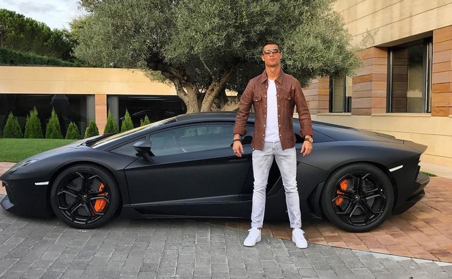 Mang đến Manchester bộ sưu tập siêu xe cực khủng, Ronaldo vẫn phải rời nhà với tốc độ rùa bò - Ảnh 2.