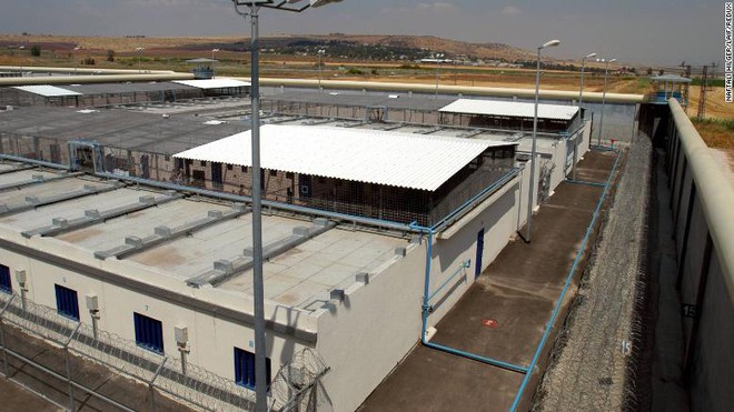 6 phạm nhân trốn khỏi nhà tù nghiêm bậc nhất Israel, để lại điều gây choáng ở buồng giam - Ảnh 4.