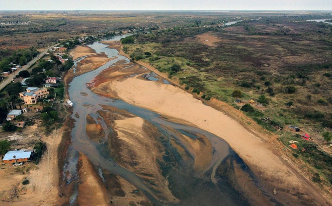 Một nhánh sông gần như khô cạn toàn bộ của sông Parana ở Goya, Corrientes, Argentina, ngày 21/8. Ảnh: AFP