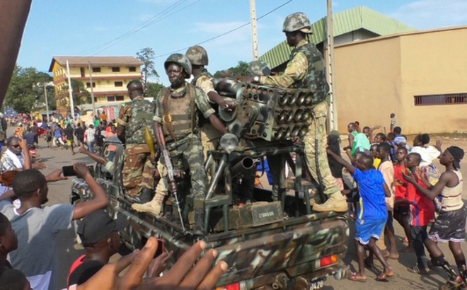 Các binh lính Guinea tại thủ đô Conakry ngày 5/9.Ảnh: Reuters.