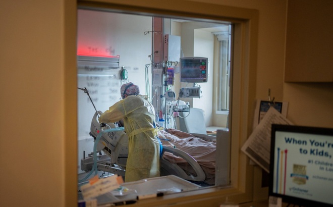 Một bệnh nhân Covid-19 được điều trị tại Trung tâm Y tế Ochsner ở Louisiana tháng 8/2021. Ảnh: Reuters