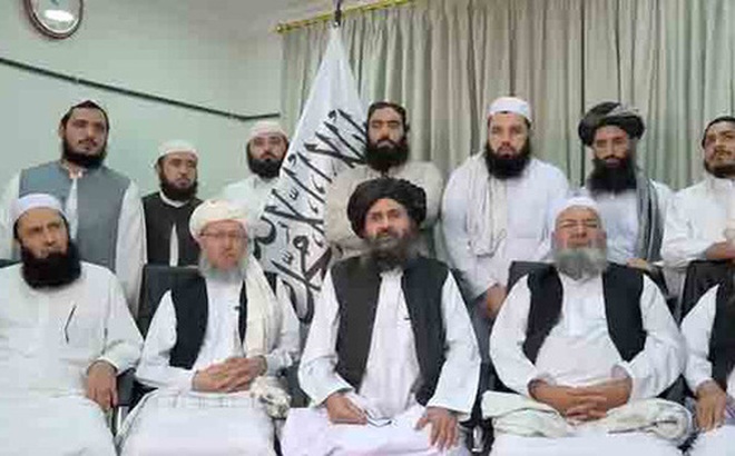 Ông Mullah Mohammad Hassan Akhun (ngồi giữa) cùng các thành viên khác của Taliban. Ảnh: The RV Article