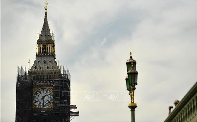 Tháp đồng hồ Big Ben với 2 cây kim được phục chế màu xanh Phổ tại London, Anh ngày 6/9/2021. Ảnh: AFP/TTXVN