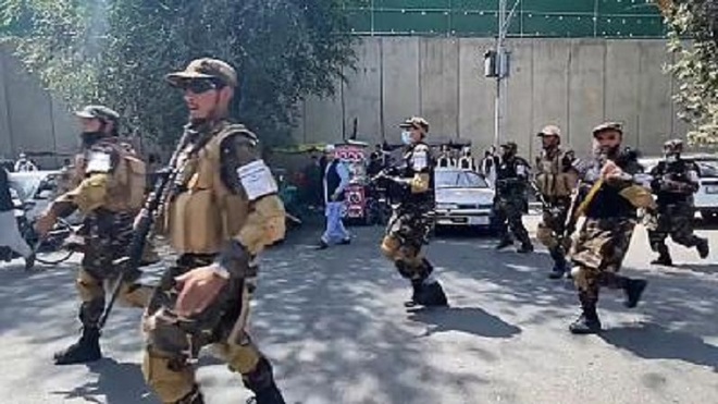 NÓNG: Hàng loạt tiếng súng nổ rung chuyển Thủ đô Kabul - Taliban bất ngờ bị đánh úp, quân đội bí ẩn tung trực thăng tấn công yểm trợ - Ảnh 1.