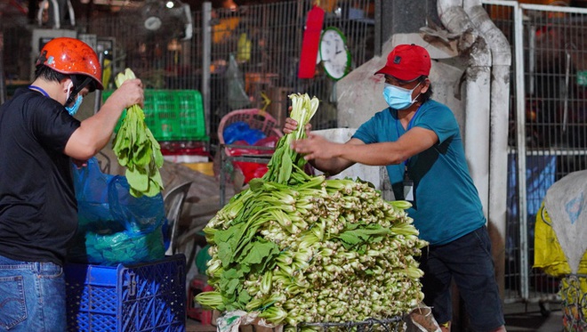 Còn bao nhiêu người trong khu vực phong toả ổ dịch Thanh Xuân Trung?; TP.HCM: Thịt, cá, rau củ nhộn nhịp ở chợ đầu mối Bình Điền - Ảnh 2.