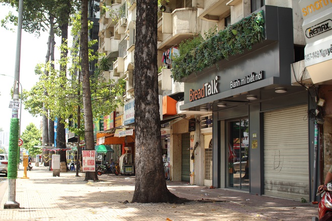 TP.HCM ngày đầu cho hàng quán bán mang về: Chủ quán chưa kịp chuẩn bị, khách hàng đặt 3 lần không có shipper nhận - Ảnh 1.