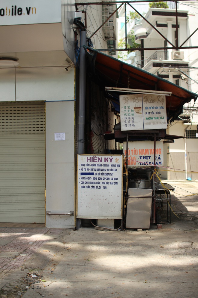 TP.HCM ngày đầu cho hàng quán bán mang về: Chủ quán chưa kịp chuẩn bị, khách hàng đặt 3 lần không có shipper nhận - Ảnh 2.