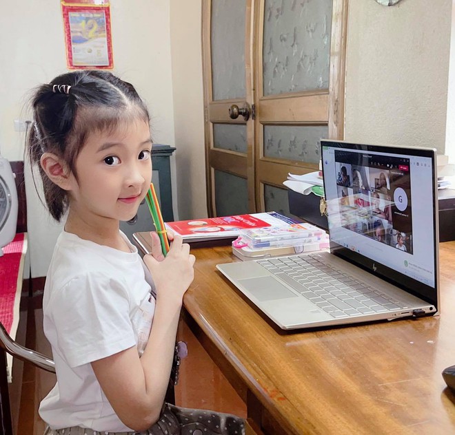 H&agrave; Nội: Tranh c&atilde;i học sinh lớp 1 trường tư học online 6 tiết/ng&agrave;y - Ảnh 1.