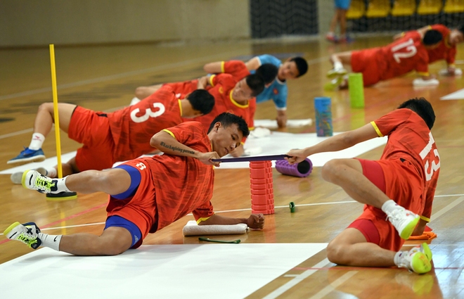 ĐT futsal Việt Nam làm quen nguyên tắc sử dụng VS, sẵn sàng cho trận ra quân gặp ĐT futsal Brazil - Ảnh 4.
