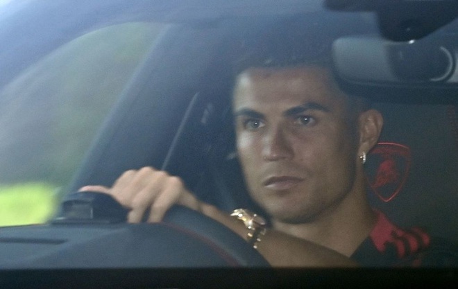 Fan MU đuổi theo siêu xe 20 tỷ đồng của Ronaldo - Ảnh 4.