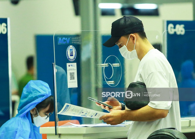 Văn Lâm hội ngộ cầu thủ Australia ở sân bay Nội Bài, cùng trở lại Nhật Bản thi đấu - Ảnh 5.