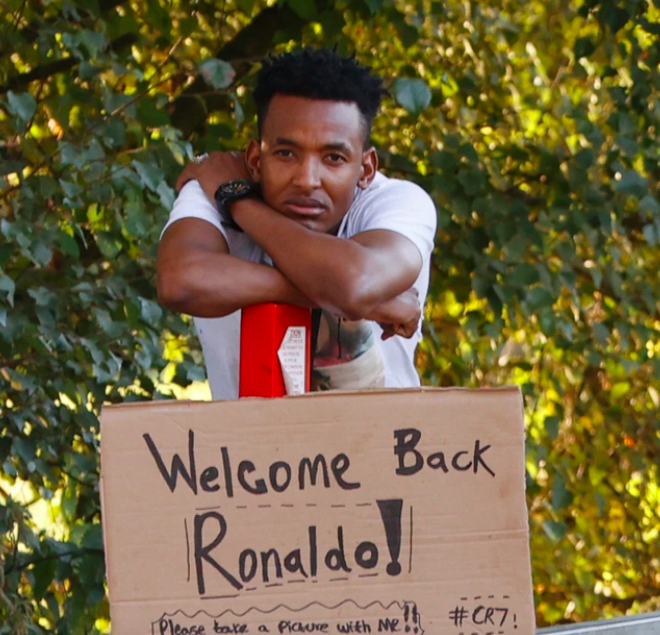 Fan MU đuổi theo siêu xe 20 tỷ đồng của Ronaldo - Ảnh 6.