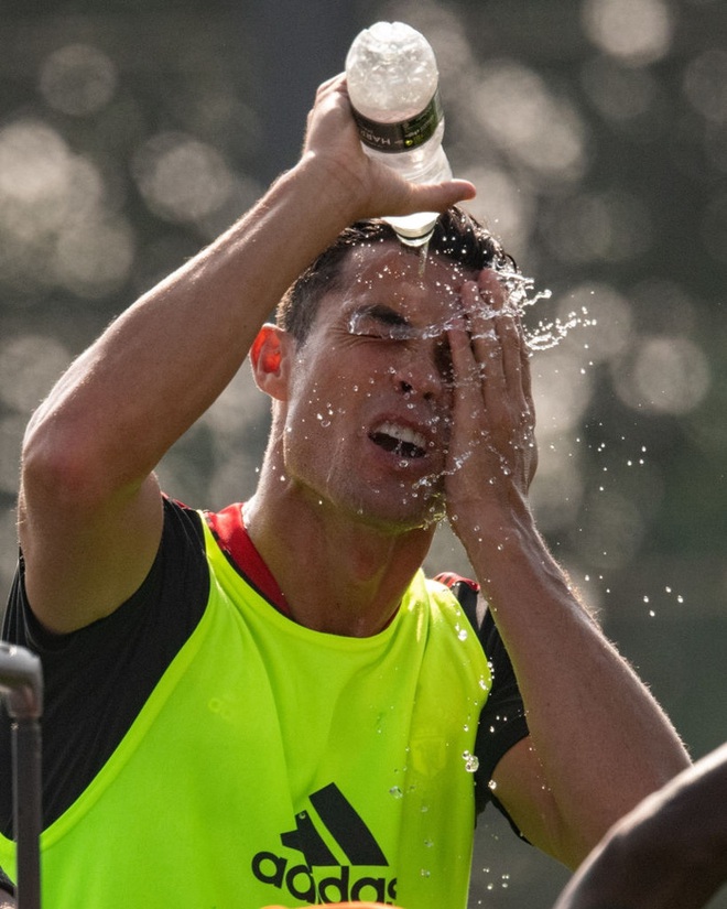 Fan MU đuổi theo siêu xe 20 tỷ đồng của Ronaldo - Ảnh 10.