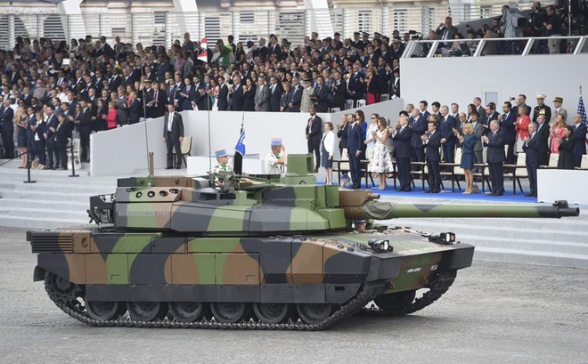 Một chiếc xe tăng Leclerc tại cuộc diễu hành quân sự Ngày Bastille hàng năm trên đại lộ Champs-Elysees ở Paris vào ngày 14 tháng 7 năm 2017. (Getty Images)